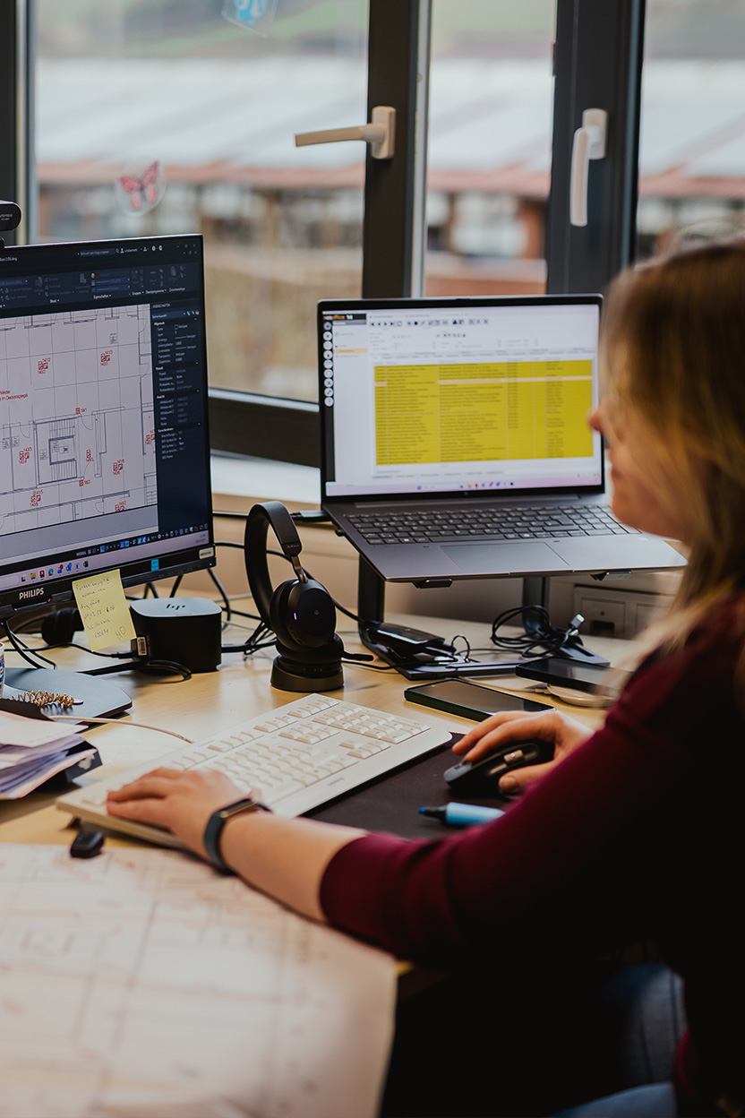Mitarbeiterin erstellt einen CAD-Plan