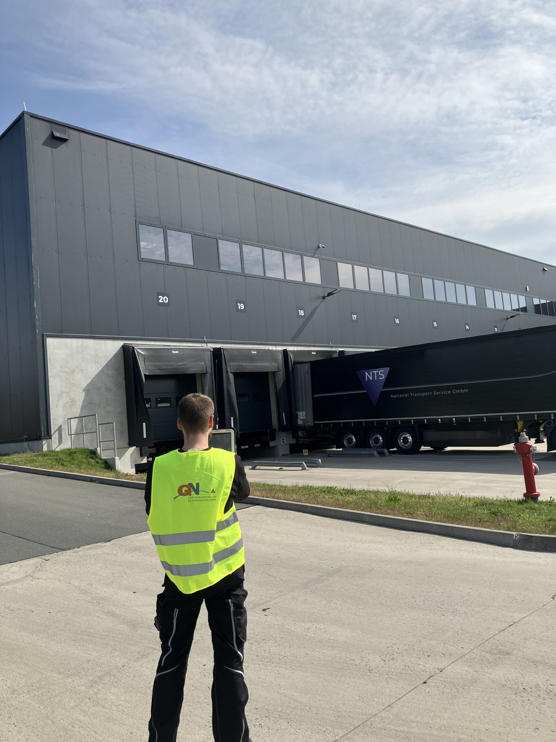 G&N Mitarbeiter auf einem Logistikparkplatz G&N Mitarbeiter auf einem Logistikparkplatz
