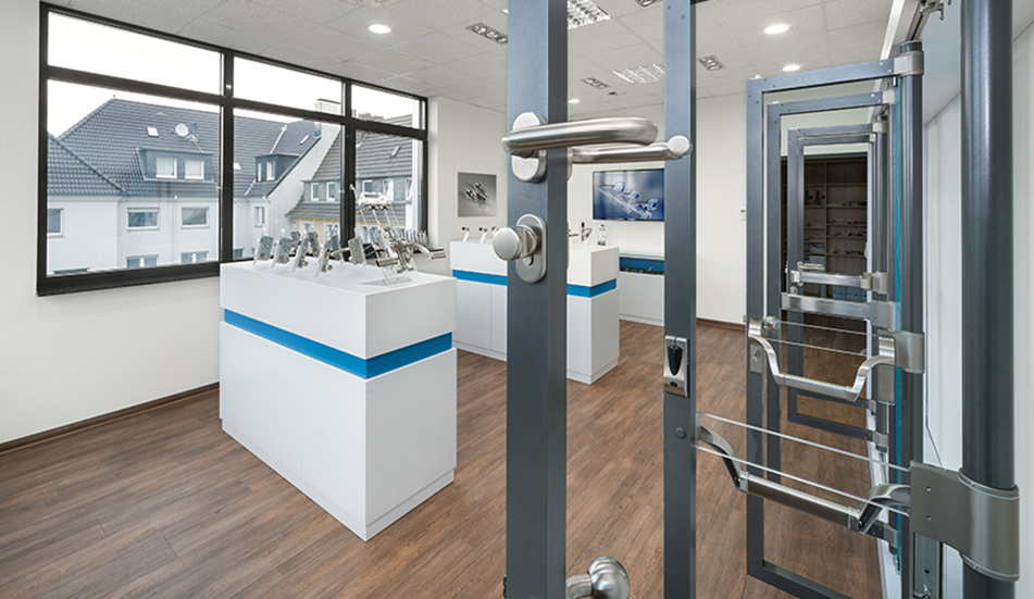 Industrieunternehmen Telekommunikation VoIP Anlage Werkhalle Kommunikation Infrastruktur