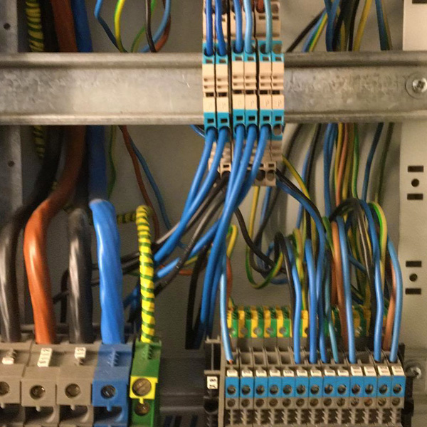 Aufräumen der Bestandsinstallation, Neuklemmen der Elektrounterverteilung Aufräumen der Bestandsinstallation, Neuklemmen der Elektrounterverteilung