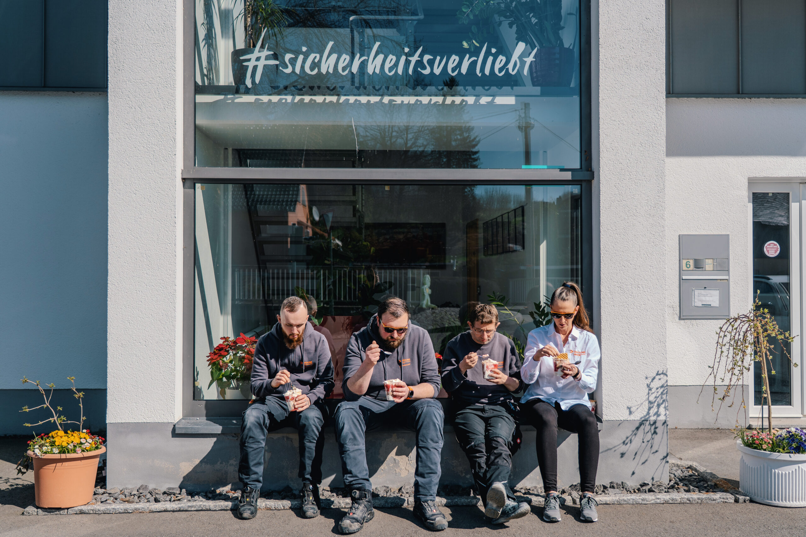 BRAUNE GmbH Team beim Eis essen vor dem Firmengebäude